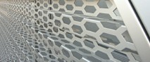 Perforerede og anodiserede aluminiumsplader fra RMIG anvendt til facade på Audi udstillingsbygning